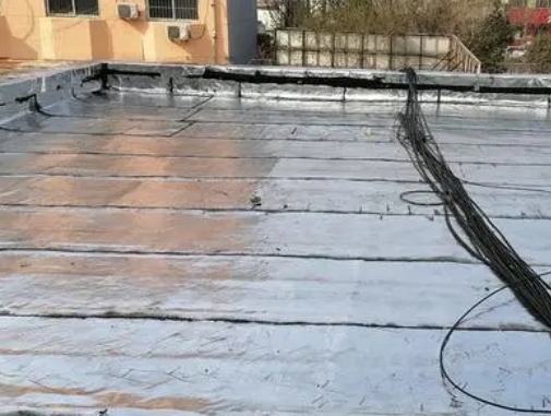 鞍山卫生间漏水维修公司分享下鞍山屋面楼顶防水刚性防水层施工要点。